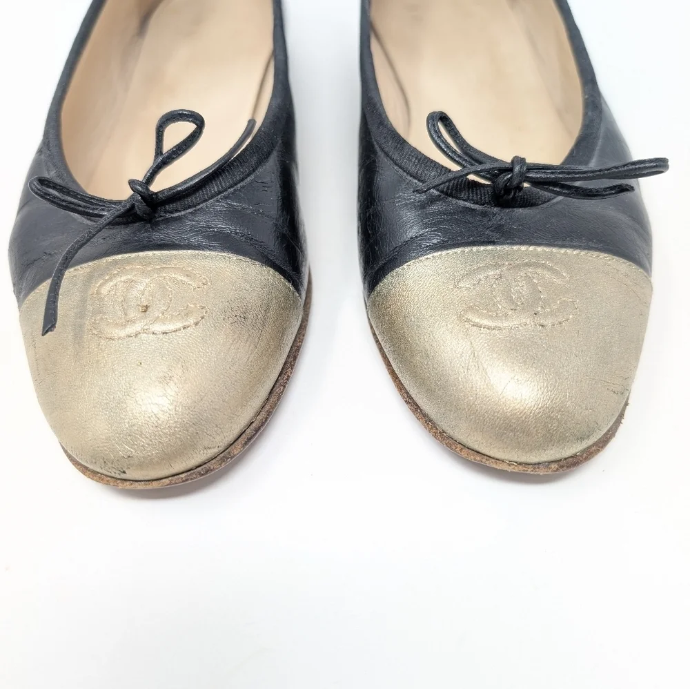 Chanel Black Gold CC Ballet Flats Cap Toe Size 37.5 Leather Monogram